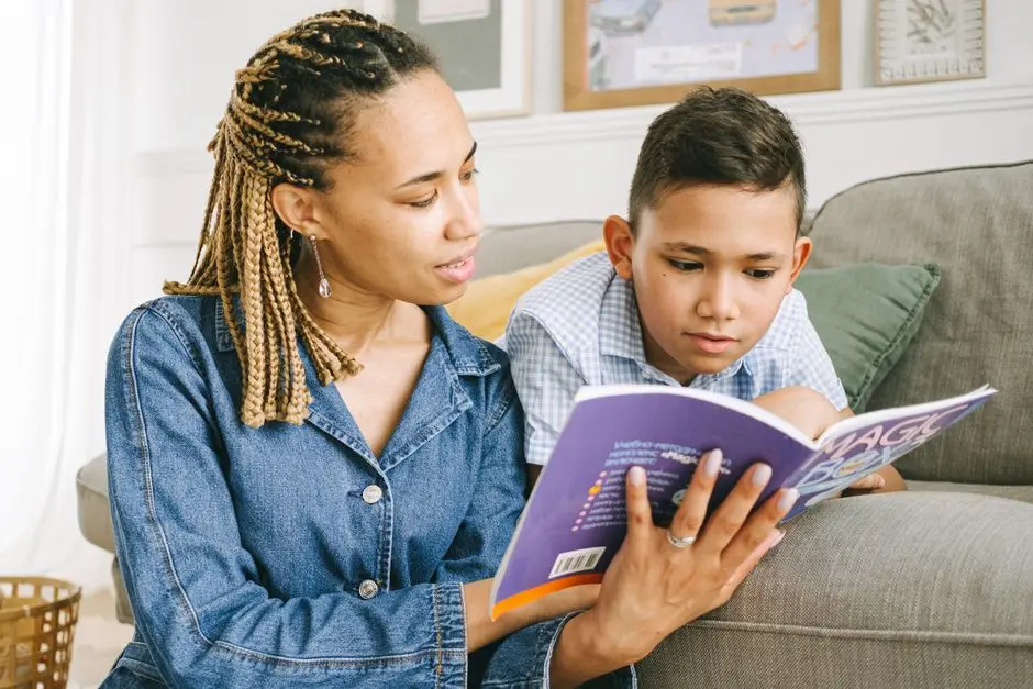 Ibu dan anak membaca buku bersama