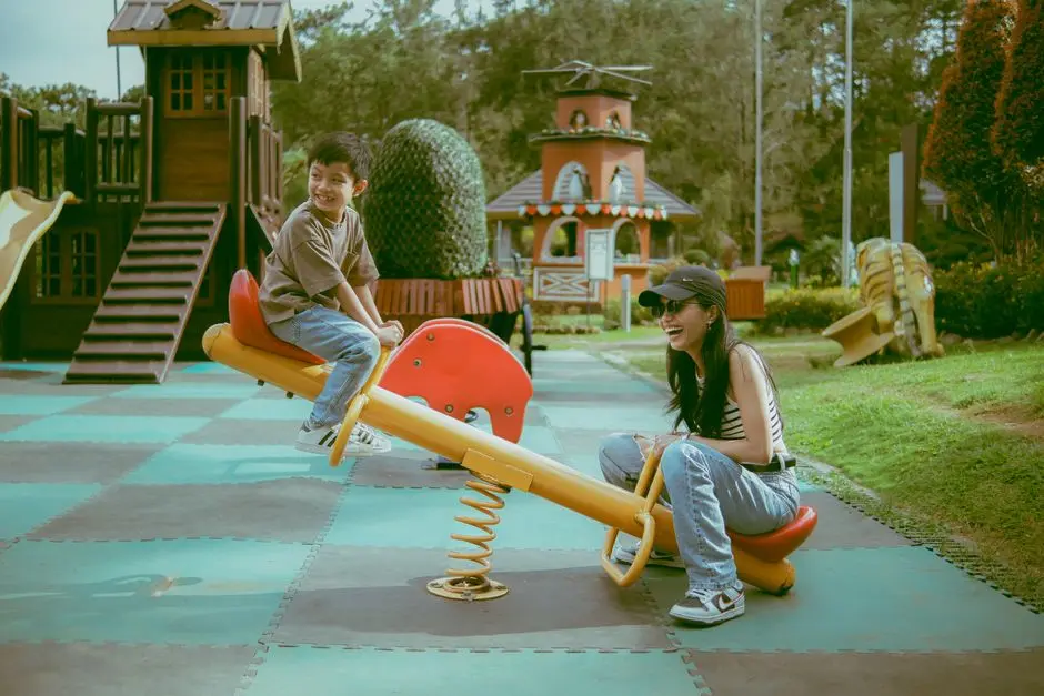 Ibu dan anak bermain di taman Tarutung
